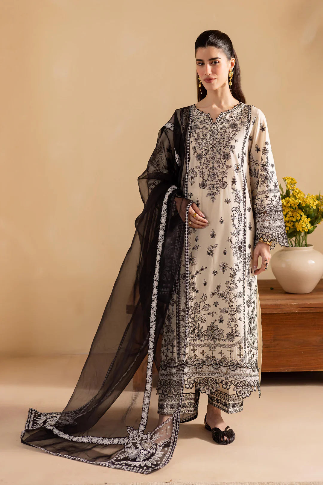Hanaya – Monochrome 3Pc Embroidered Lawn Suit