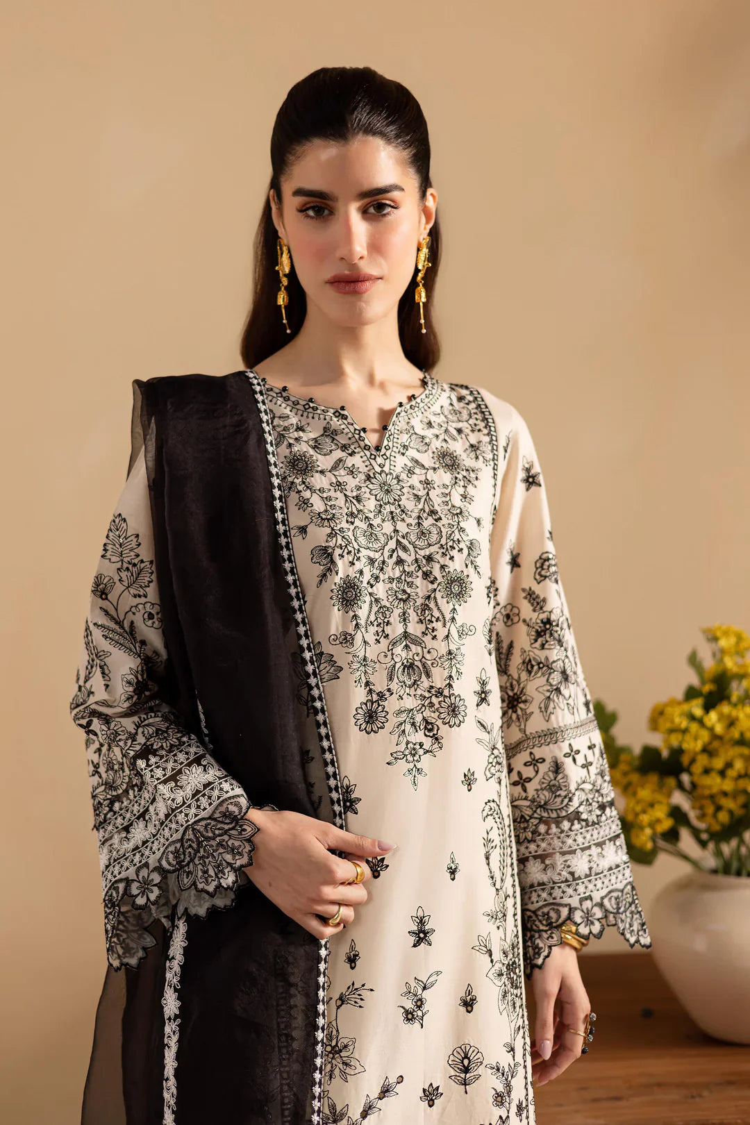 Hanaya – Monochrome 3Pc Embroidered Lawn Suit
