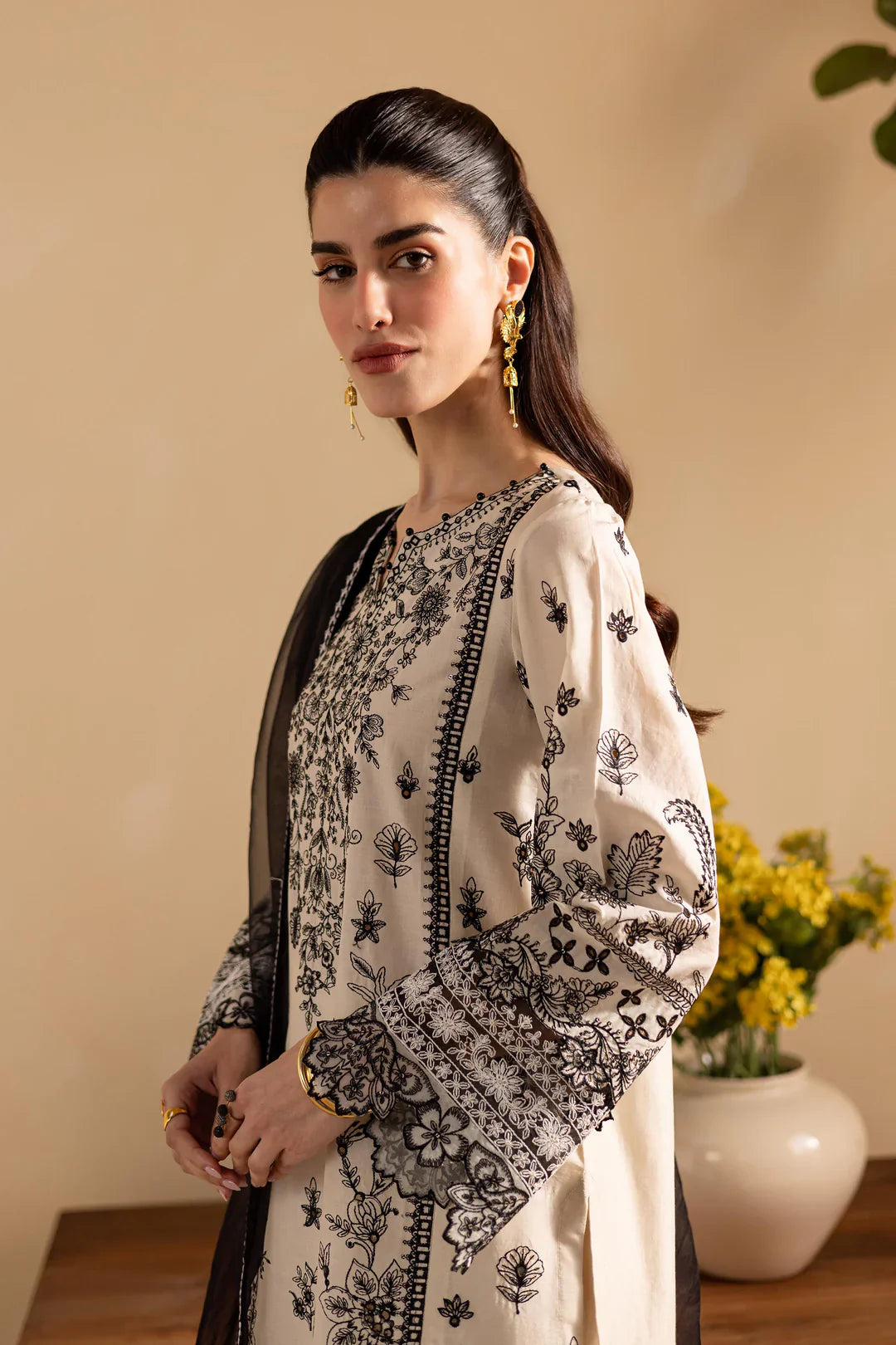 Hanaya – Monochrome 3Pc Embroidered Lawn Suit