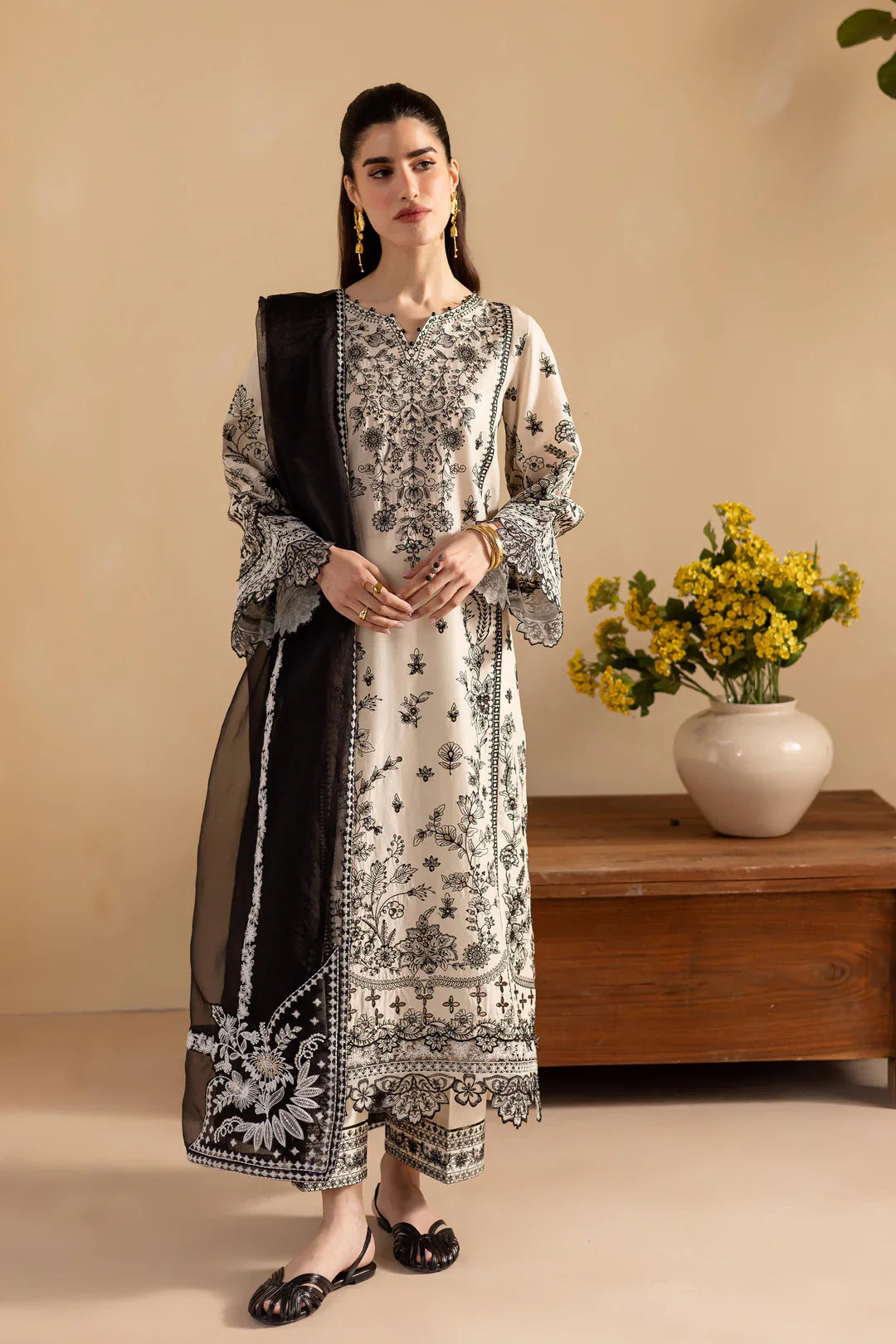 Hanaya – Monochrome 3Pc Embroidered Lawn Suit
