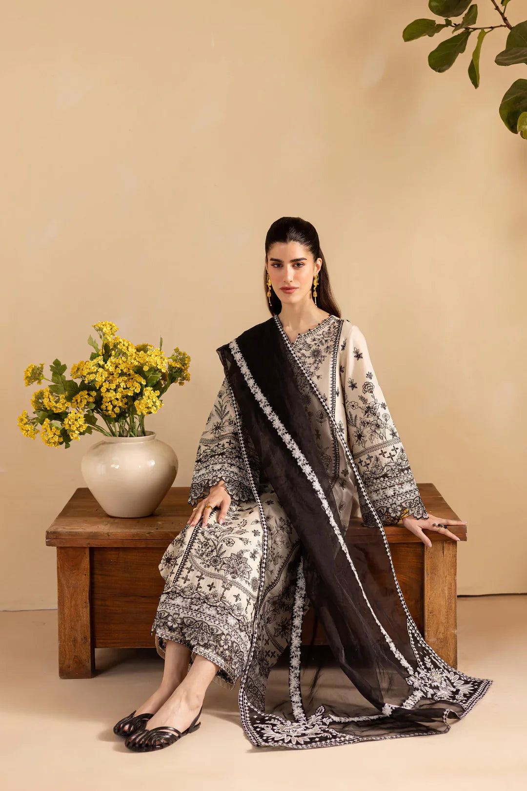 Hanaya – Monochrome 3Pc Embroidered Lawn Suit