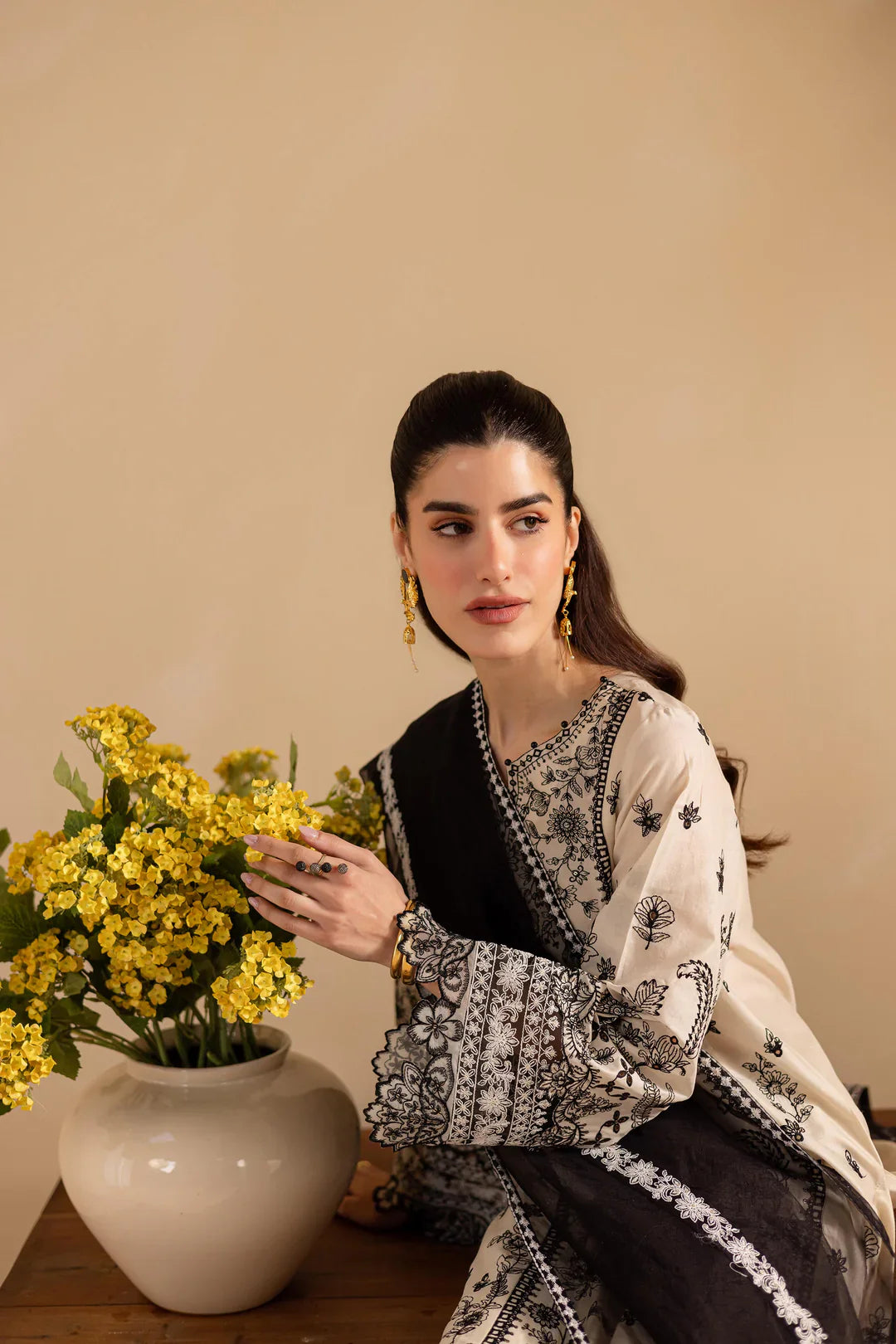 Hanaya – Monochrome 3Pc Embroidered Lawn Suit