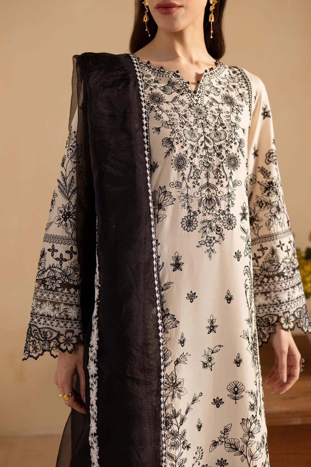 Hanaya – Monochrome 3Pc Embroidered Lawn Suit