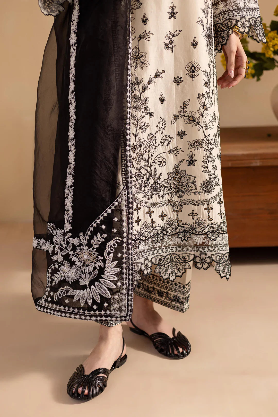 Hanaya – Monochrome 3Pc Embroidered Lawn Suit